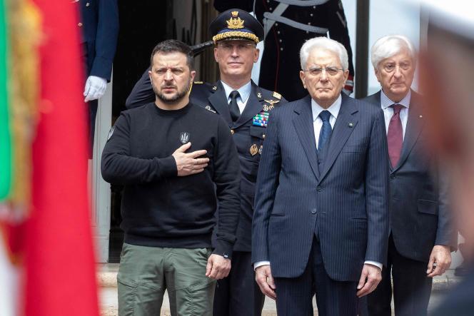 الرئيس الإيطالي سيرجيو ماتاريلا يحيي الرئيس الأوكراني فولوديمير زيلينسكي في قصر كويرينال الرئاسي في روما يوم 13 مايو 2023. 
