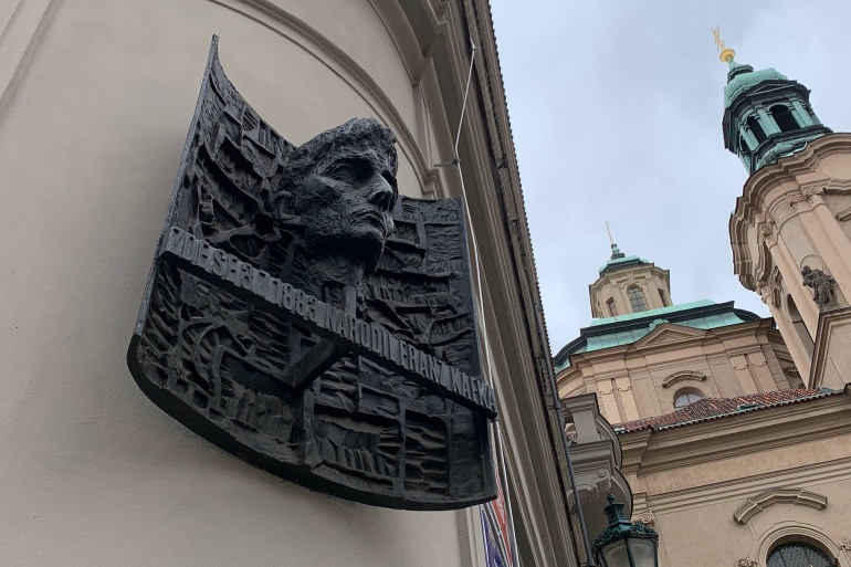 البناية التي ولد فيها كافكا ملاصقة للاثار التاريخية من العصور الوسط وسط المدينة القديمة في براغ