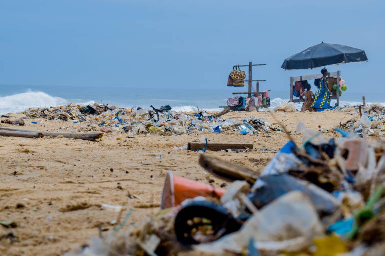 أكوام النفايات البلاستيكية تلوث المحيطات والأنهار وأصبحت مظهرا مألوفا على الشواطئ