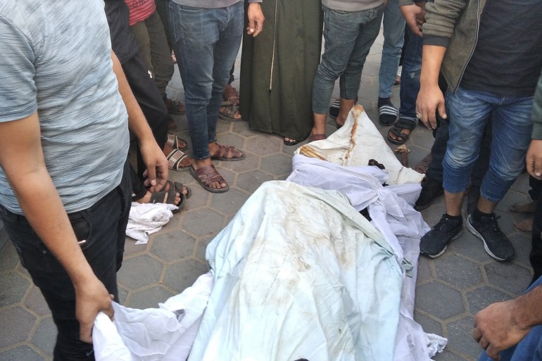 جثامين 7 فلسطينيين وجنينَين من عائلات "النمنم وأبو الجديان وعزام وأبو ريالة" وصلت متفحمة للمستشفى بعد نحو 3 أسابيع من استشهادهم (خاص الجزيرة نت)
