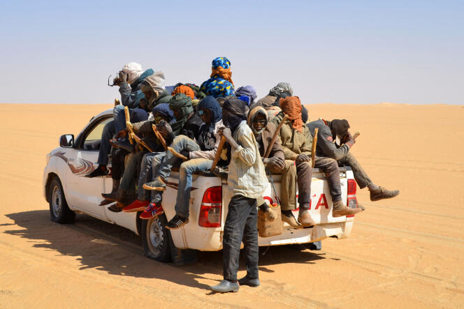 مهاجرون، معظمهم من النيجر ونيجيريا، يستقلون شاحنة في شمال النيجر متجهين إلى مركز جاترون الحدودي الليبي، 22 يناير 2019.