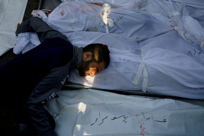 رجل ينعي خلال جنازة الفلسطينيين الذين قتلوا في الغارات الإسرائيلية في خان يونس، جنوب قطاع غزة، 24 أكتوبر، 2023. 