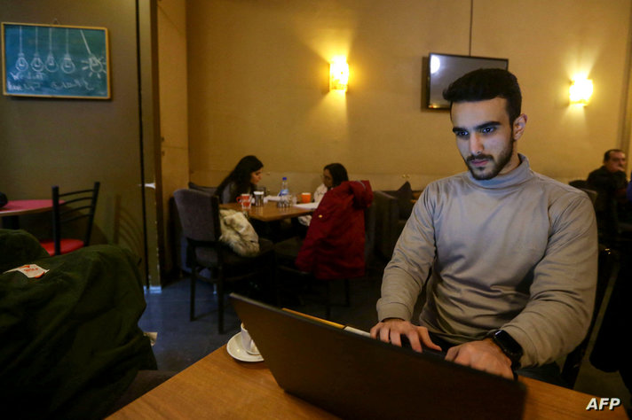 محمد صباهي (22 عاما)، يقول "أنا موظف عن بعد مع شركة خليجية، وأداوم يوميا من المقهى"