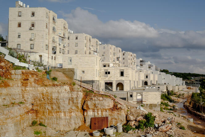 منازل جديدة قيد الإنشاء على طول سياج مستوطنة إيمانويل الإسرائيلية في الضفة الغربية، 31 يناير، 2024.