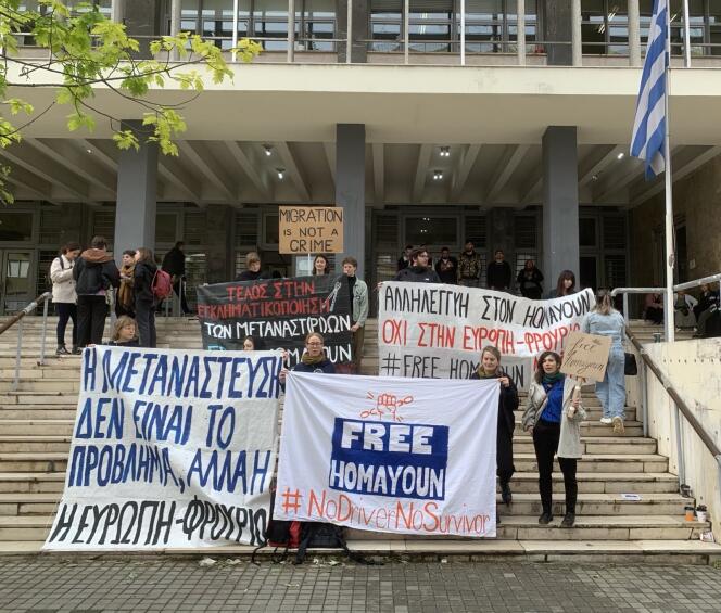 خلال تجمع حاشد أمام المحكمة في سالونيك (اليونان) في 22 أبريل 2024، يوم محاكمة الاستئناف لهومايون سابيتارا.