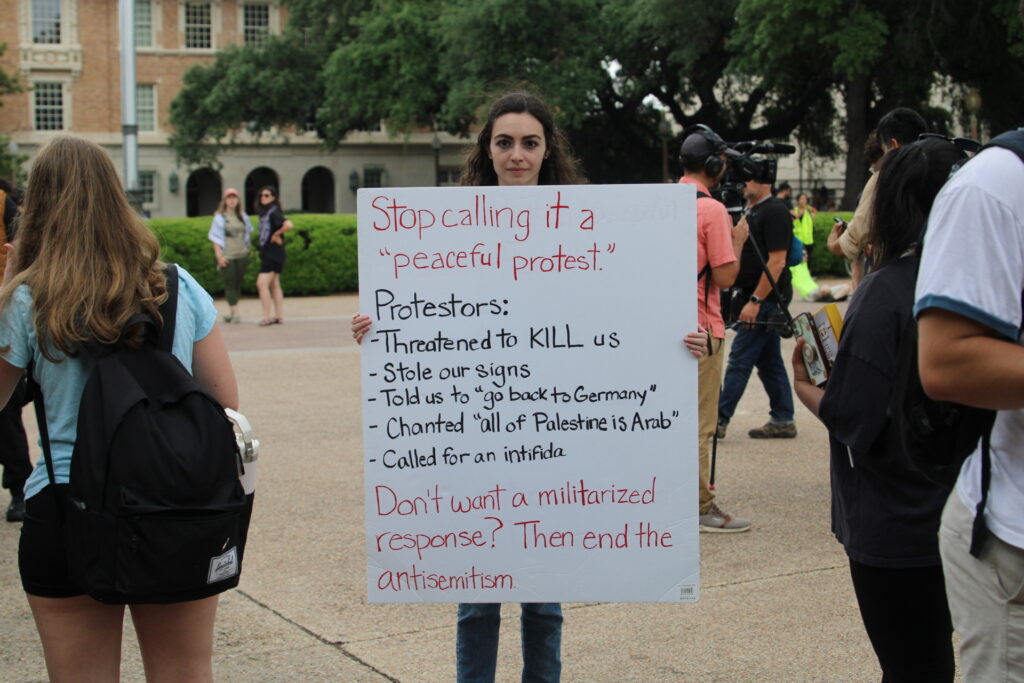 طالب يهودي يحمل لافتة تشرح ما حدث في اليوم الأول من الاحتجاج المؤيد لفلسطين في جامعة تكساس.  (راندي كلارك / بريتبارت تكساس)