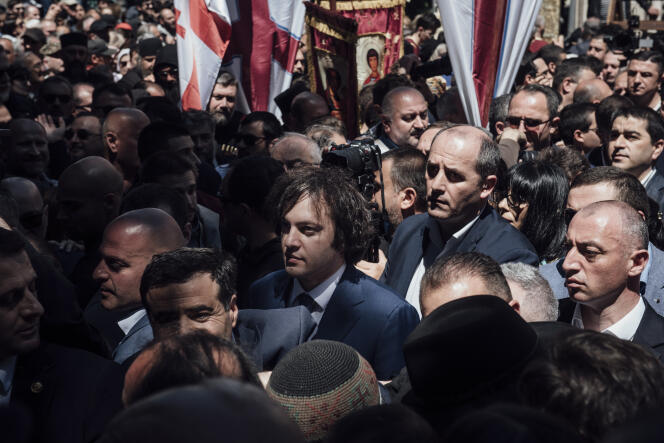رئيس الوزراء الجورجي إيراكلي كوباخيدزه (في الوسط) خلال يوم نقاء الأسرة في تبليسي، 17 مايو 2024.