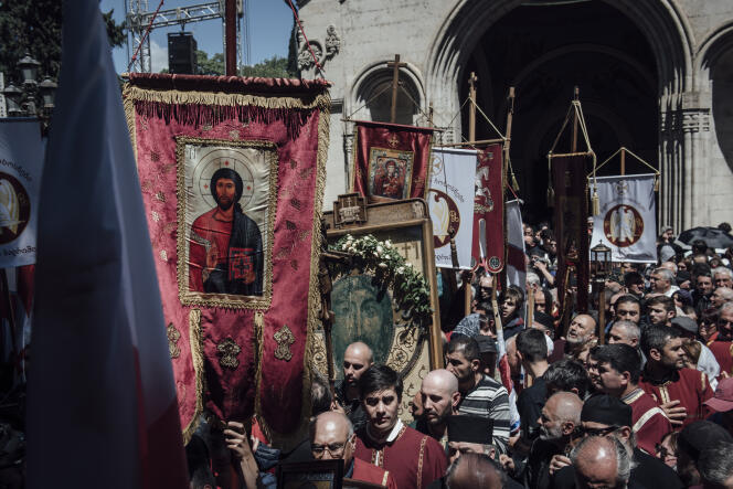 مغادرة القداس أمام كاتدرائية الثالوث الأقدس، في يوم طهارة الأسرة، في تبليسي، ١٧ مايو ٢٠٢٤.