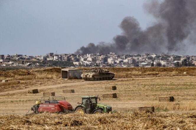 وحدة مدرعة تابعة للجيش الإسرائيلي تشن هجوما في جباليا، شمال قطاع غزة، في 15 مايو، 2024. 